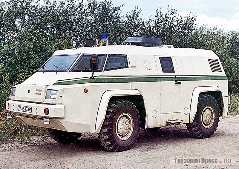 ГАЗ-3934 «СИАМ» в первозданном виде и с «родной» раскраской инкассаторского броневика тех лет – бежевый с зелёной полосой