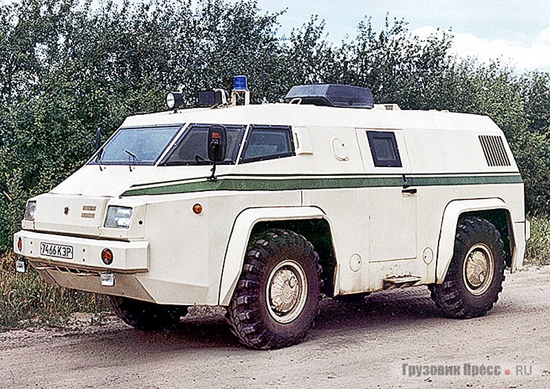 ГАЗ-3934 «СИАМ» в первозданном виде и с «родной» раскраской инкассаторского броневика тех лет – бежевый с зелёной полосой