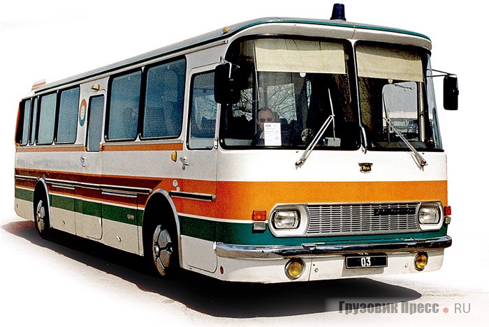 Он же в 2002 г. Номер «03» означает, что теперь это вспомогательный автобус. Автобус для основного экипажа традиционно носит номер «01», для дублирующего – «02». Зеркала заднего вида – уже «не родные»