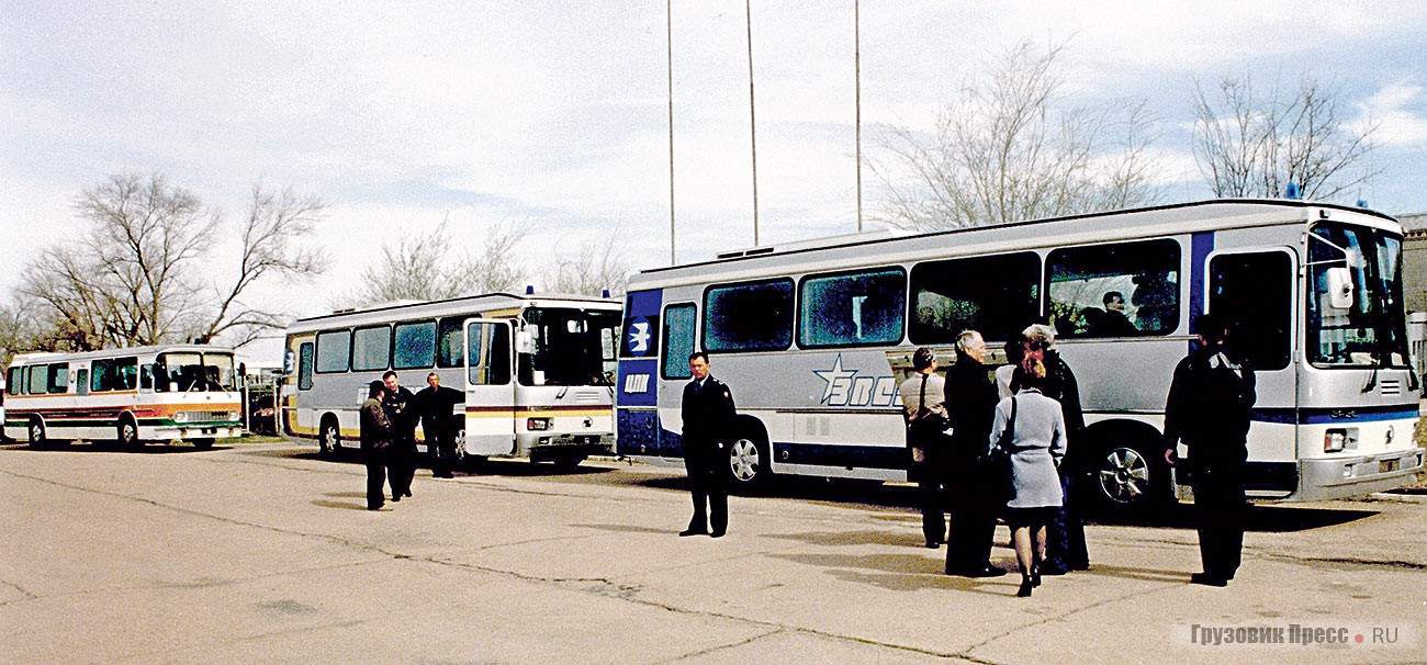 Автобусы ЛАЗ-5255 и ЛАЗ-699П на аэродроме Крайний. 2002 г.