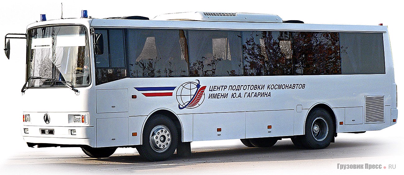 Вспомогательный автобус ЛАЗ-4207 «Лайнер-10». Эта машина заменила «ветерана» ЛАЗ-699П в 2008 г.