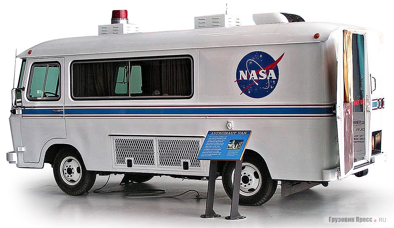 Автобус доставки, использовавшийся в программах «Аполлон» и «Спейс Шаттл», в экспозиции музея Космического центра им. Кеннеди