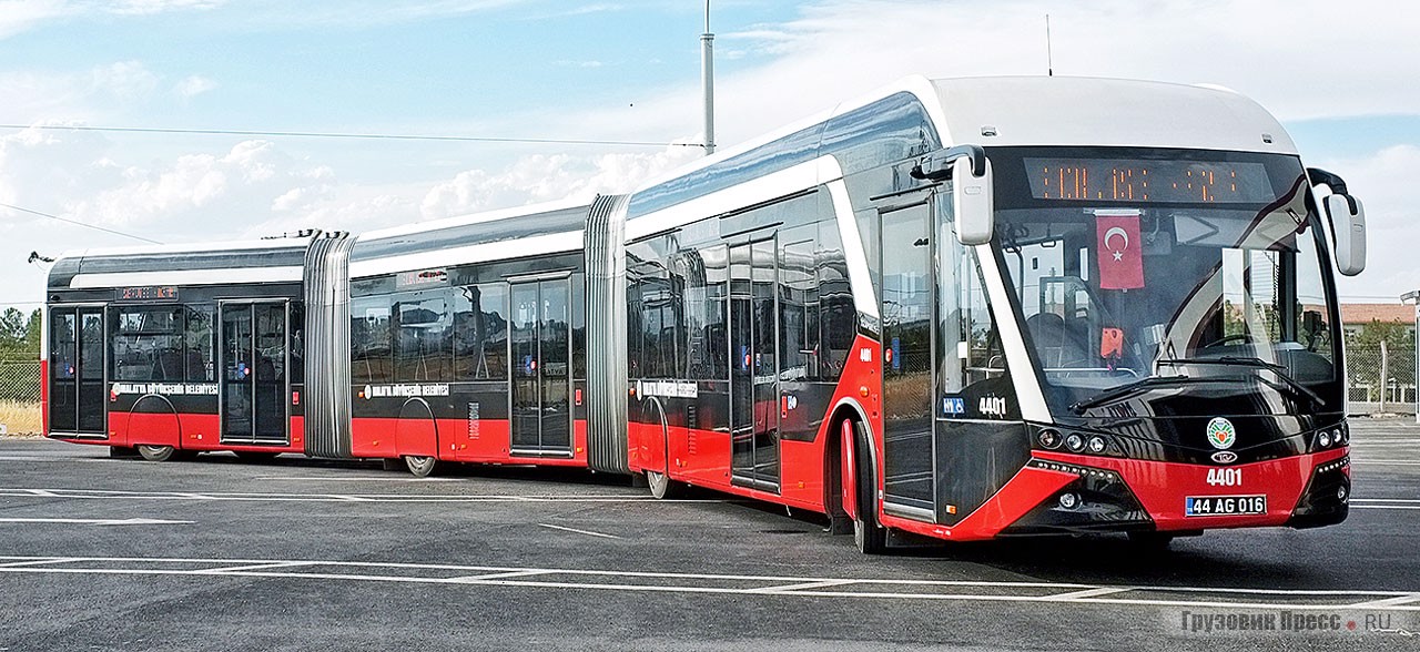 Движение трамбуса Bozankaya-TCV Trambus DCT35L в режиме автобуса с опущенными токоприёмниками по территории гаража