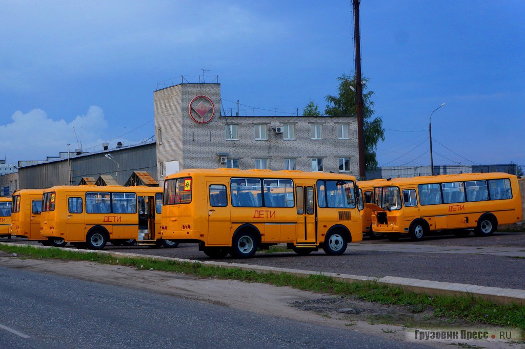 Основная продукция завода на данный момент – «школьники» ПАЗ 32053-70. Она везде – на территории, за ее пределами и на дорогах района тоже