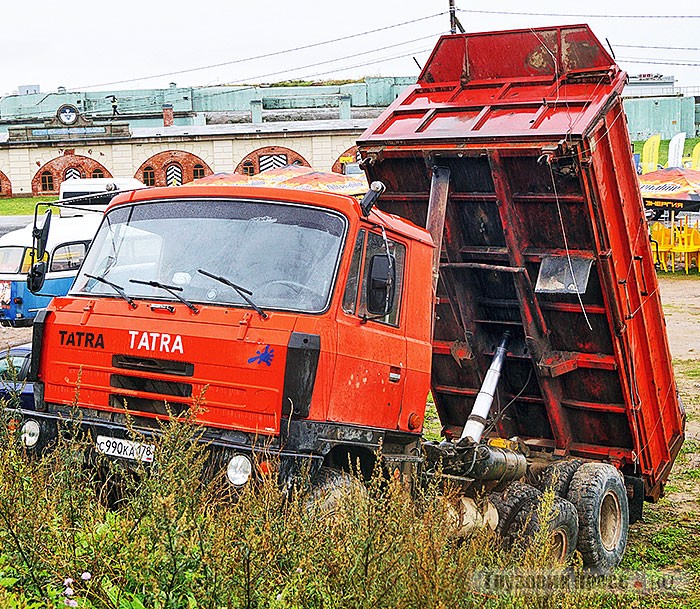 Гвоздём экспозиции стал самосвал [b]Tatra T815[/b] 1986 г. Легендарная машина, построенная на знаменитой «татровской» хребтовой раме, заняла центральное место в экспозиции, а «на спине» несла транспарант с не менее знаменитым изображением Брежнева и Хонеккера.