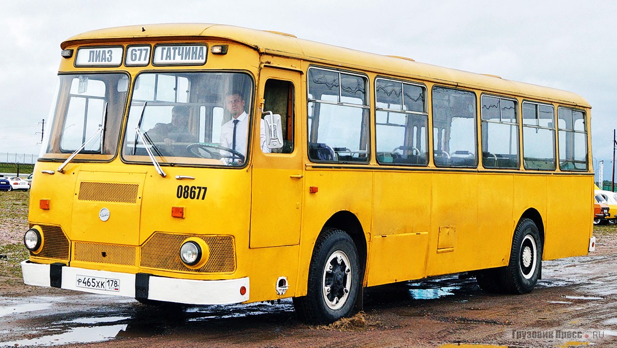 И куда уж без легендарного «Лунохода»? Этот [b]ЛиАЗ-677М[/b] принадлежит любителю ретротехники из Гатчины, дружному с «Ретробасом». Человек занимается восстановлением этой машины в одиночку, но уже значительно продвинулся в деле её реанимации
