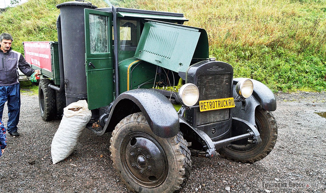 Основным ай-стоппером в экспозиции мастерской Retrotruck стал газогенераторный грузовик [b]ЗИС-21[/b] 1938 г. выпуска. Взору публики предстала не просто статичная машина – мотор работал, а представители мастерской периодически «подкармливали» газогенератор еловыми шишками, на которых эта уникальная машина и работает