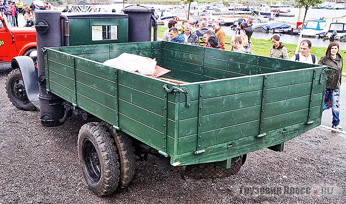 Основным ай-стоппером в экспозиции мастерской Retrotruck стал газогенераторный грузовик [b]ЗИС-21[/b] 1938 г. выпуска. Взору публики предстала не просто статичная машина – мотор работал, а представители мастерской периодически «подкармливали» газогенератор еловыми шишками, на которых эта уникальная машина и работает