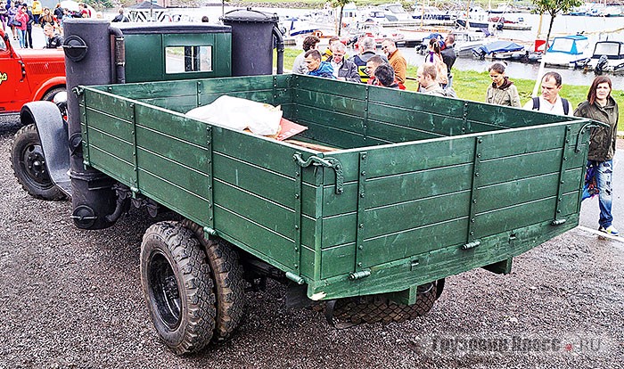 Основным ай-стоппером в экспозиции мастерской Retrotruck стал газогенераторный грузовик [b]ЗИС-21[/b] 1938 г. выпуска. Взору публики предстала не просто статичная машина – мотор работал, а представители мастерской периодически «подкармливали» газогенератор еловыми шишками, на которых эта уникальная машина и работает