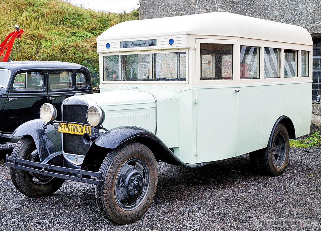 Автобус [b]ГАЗ-03-30[/b] на шасси горьковской «полуторки». Кузов этой машины с особой тщательностью воссоздан на основе заводской документации и фрагментов сохранявшихся останков. Это одна из лучших машин подобного рода, дошедших до наших дней