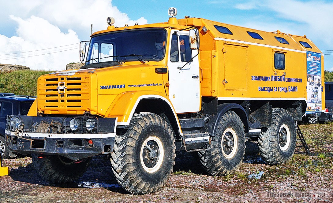 Интересная машина уже второй раз подряд мелькает на стенде компании «Спастрак 4х4» – трёхосный [b]ЗИЛ-497200[/b]. Последний из построенных, сверхпроходимый наследник «Синей Птицы», до покупки нынешними хозяевами провёл 12 лет на консервации. Теперь уникальная машина работает в своей стихии –  компания предлагает услуги внедорожного эвакуатора в условиях любой сложности