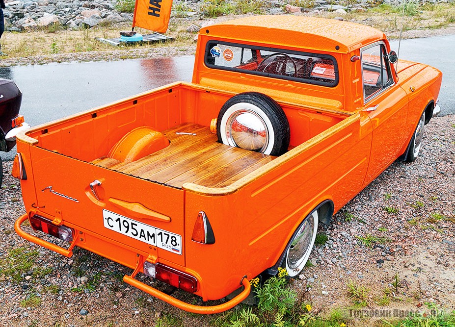 Этот [b]ИЖ-2715[/b] волею владельца превращён в модный открытый пикап. Благодаря эффектной компиляции элементов «Москвичей» разных лет, а также некоторым внешним доработкам, из скромного фургона он превратился в яркий автомобиль, неизменно привлекающий внимание окружающих