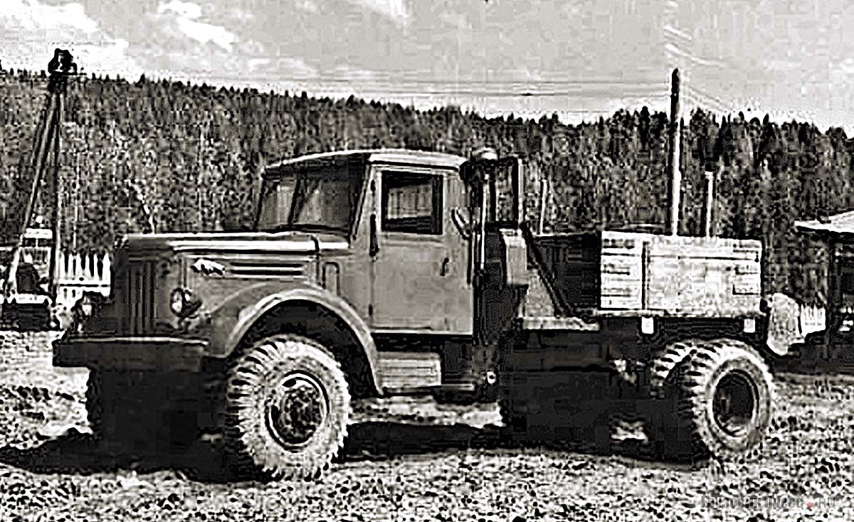 На многих лесозаготовительных предприятиях стандартные МАЗ-501 с коником по мере надобности переоборудовали в балластные тягачи для поездной или многокомплектной перевозки древесины. Крохалевский леспромхоз, 1957 г.