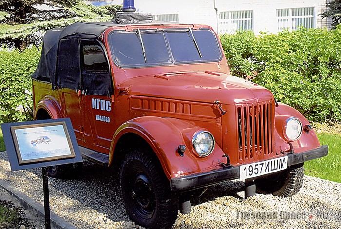 Редкий сегодня штабной автомобиль [b]АШП-4(69А)-40[/b] на базе автомобиля ГАЗ-69А. Обычно для штабной работы старались выделять автомобили побольше, в основном микроавтобусы. Но было время, когда в стране микроавтобусы не производились. Именно тогда и появился АШП-4. Его задние сиденья оснащались раскладными столиками, а сама машина радиостанцией – вот и все удобства для работы.