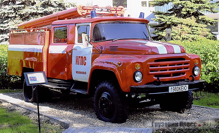 Пожарная автоцистерна [b]АЦ-40(130)-63Б[/b], наверное, стала самым массовым пожарным автомобилем в 80-е годы прошлого века. Некоторые экземпляры живы и сегодня и продолжают нести службу в пожарных частях. Не увековечить такого труженика на Аллее славы было просто невозможно.