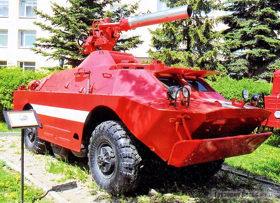 [b]БРДМ-2 (ГАЗ-41)[/b] разработана в КБ ГАЗ и производилась серийно в 1963–1989 гг. Арзамасским машиностроительным заводом. Главная особенность машины – высокая проходимость, шасси с регулировкой давления в шинах, дополнительно выдвигающиеся под днищем колёса. На машине установлен лафетный ствол ПЛС-60, внутри – ёмкость для огнетушащей жидкости