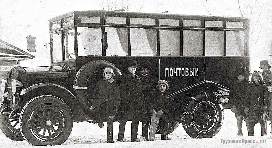 Почтовый автобус Scania-Vabis Typ 3241 во время зимней эксплуатации в СССР – по неизвестным причинам гусеница не установлена, но на ведущие колеса натянуты цепи противоскольжения. Челябинск, 1927 г.