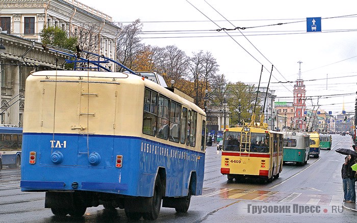 …в колонне он один ехал без подключения к контактной сети с помощью своего двигателя внутреннего сгорания