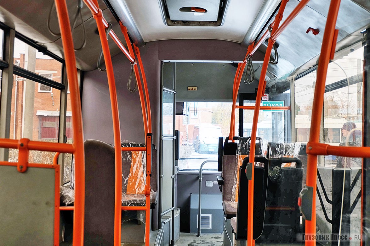 Салон троллейбуса не претерпел изменений по сравнению с базовым МАЗ-206.060