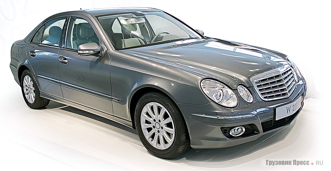 [b]2008. Mercedes-Benz E 350 CGI (W211).[/b] «211-й» стартовал в 2002 году, а в 2006-м пережил рестайлинг. Автомобиль получил максимальные 5 звезд по рейтингу краш-тестов Euro-NCAP. Модель E 350 CGI появилась в 2007-м и получила престижную международную награду «J.D. Power Gold Award». Двигатель V6 рабочим объемом 3498 cм[sup]3[/sup] и мощностью 292 л.с. при 6400 мин[sup]-1[/sup]. Скорость ограничена электроникой на уровне 250 км/ч. Годы серийного производства в Штутгарте: 2007–2009