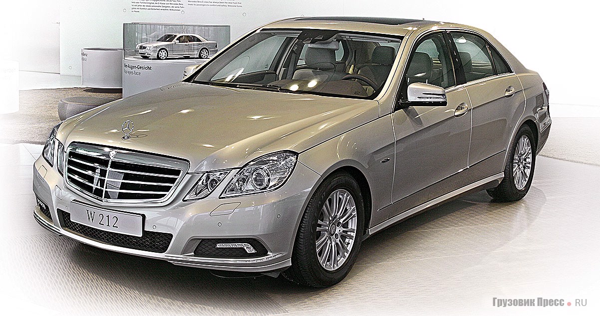 [b]2009. Mercedes-Benz E 350 CGI BlueEFFICIENCY (W212).[/b] Новейший представитель Е-класса доступен с 28 марта 2009 года. Его мотор экономичнее бензинового аналога на 23%. В комбинированном цикле он расходует всего 5,3 л/ 100 км, выброс СО2 составляет 139 г/ км. Под капотом установлен двигатель V6 объемом 3489 cм[sup]3[/sup] с отдачей в 292 л.с. при 6400 мин[sup]-1[/sup]. Максимальный крутящий момент – 365 Н•м при 3000 мин[sup]-1[/sup], степень сжатия – 12,2:1. Разгон до 100 км/ч с места – 6,3 с, максимальная скорость – 250 км/ч. С весны текущего года «212-й» тоже поступил в таксопарки ЕС