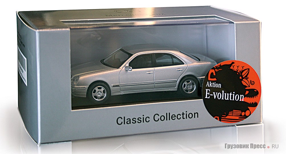 Во время проведения выставки «Эволюция Е-класса» в музее можно приобрести модель Е-класса с кузовом W210 фирмы Herpa в масштабе 1:43