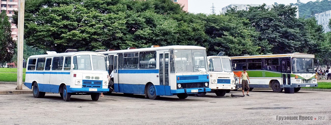 На одной из пхеньянских автостанций встречаются два варианта «Пхеньян-77» Karosa 741 и Hyundai эпохи Чон Ду Хвана