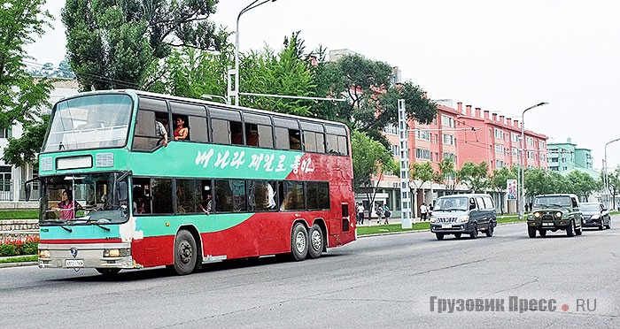 Двухэтажный китайский автобус Jongling (Цзюнлун) везёт по центральным маршрутам Пхеньяна не туристов, а работников завода