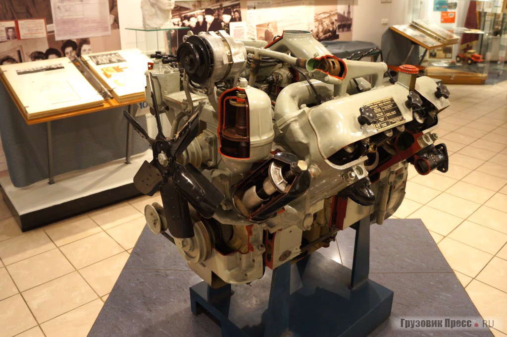 Ну, и какой же музей без "древних" моторов - V-образного...