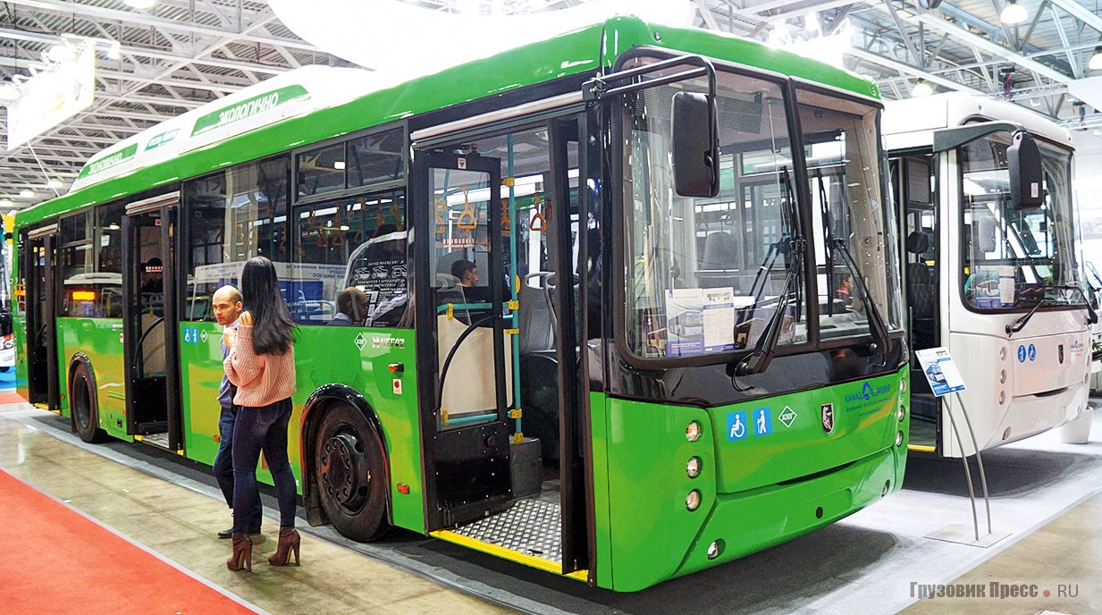 Низкопольники семейства [b]5299[/b] внешне отличаются только формулой дверей, у пригородного НефАЗ-5294-30-42 она 1–2–0. Остальные отличия в компоновке салона – четырёхрядная планировка кресел, сиденья с высокой спинкой, багажные полки…