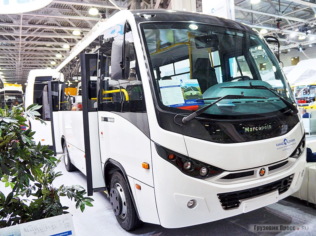 Автобус малого класса [b]Marcopolo Bravis[/b]. Машина прошла небольшой фэйслифтинг, заключающийся в примерке линзованой оптики вместо стандартных блок-фар. Несмотря на кажущуюся экзотичность, выпущено уже несколько сотен Bravis в различных модификациях