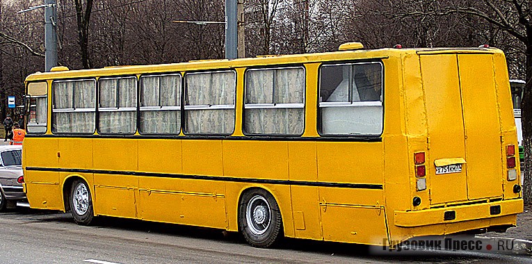В системе ГУП «Мосгортранс» работает около тридцати Ikarus 260, изготовленных на базе 280 – большинство переданы в подсобные колонны автобусных парков и на маршрутах не работают. (Впрочем, известны случаи продажи «сварзовских» машин, списанных в московских АТП). Из тех 260.37, на которых еще можно проехать, «в живых» остался всего один, работающий на рядовом маршруте № 16 автобусного парка.