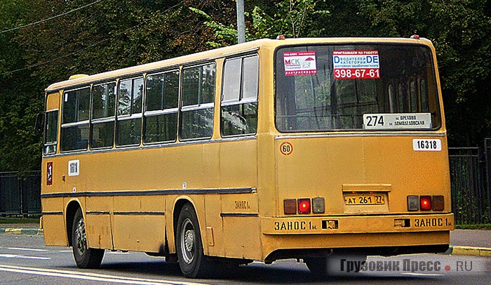[b]Борт 16318[/b] – самый старый линейный автобус на московских маршрутах сохранился в 16-м автобусном парке ГУП «Мосгортранс». Ikarus 280.33 1987 г. лишился хвоста при ремонте в 1997 г., и с тех пор работает на маршрутах юга столицы. Машина куда ближе к оригинальному 260.37 – ширмовые двери, салон с сиденьями, присущими оригиналу, – из общей картины выбиваются лишь два кресла от Ikarus 283, установленные при недавнем ремонте. Выдает в нем «обрубок» только очень широкая – куда шире, чем у 13064, – предпоследняя задняя стойка, ее длина достигает 20 см, что особенно бросается в глаза при взгляде сверху. Утрачена венгерская перегородка, ведь установка АСКП предусматривает вход только в переднюю дверь и продажу билетов водителем, и все перегородки в московских автобусах и троллейбусах были массово заменены. К сожалению, историю машины прояснить невозможно: при ремонте были утрачены венгерские бирки (вероятнее всего, целиком была заменена вся передняя часть) и их заменяет табличка, установленная СВАРЗом.