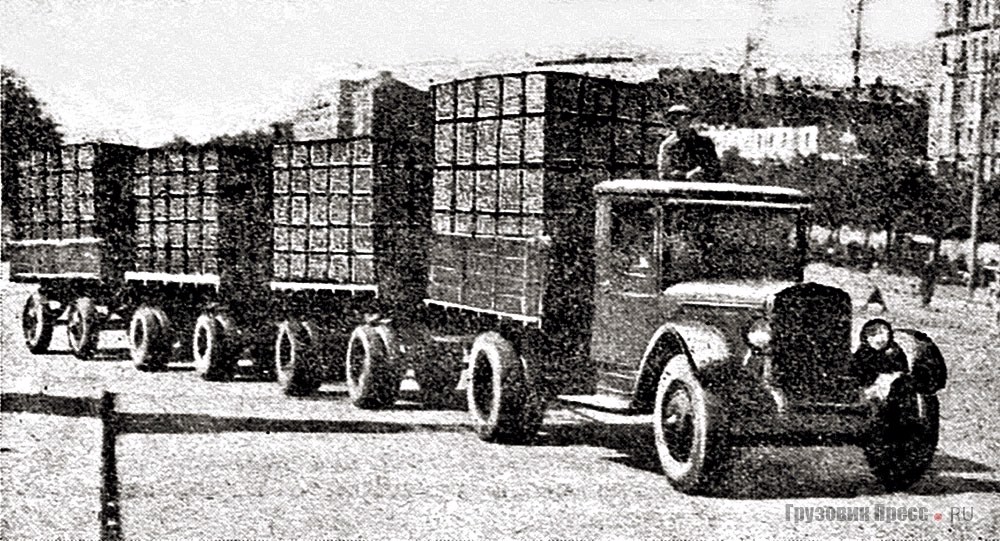Автопоезд, составленный из стандартного бортового ЗИС-5 и трёх двухосных прицепов, перевозящий 400 ящиков – в 4 раза больше, чем такой же одиночный грузовик. Москва, 1940 г.
