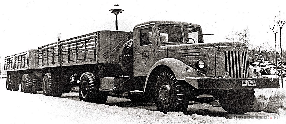 Более мощными, чем МАЗ-200В, были переделанные с дизелями ЯАЗ-М206. Такие автопоезда могли брать до 30–33 т. Экземпляр из 1-го автокомбината Главмосавтотранса с двумя полуприцепами МАЗ-5215 (2-й – с подкатной тележкой) на ВДНХ. Москва, начало 1960-х.