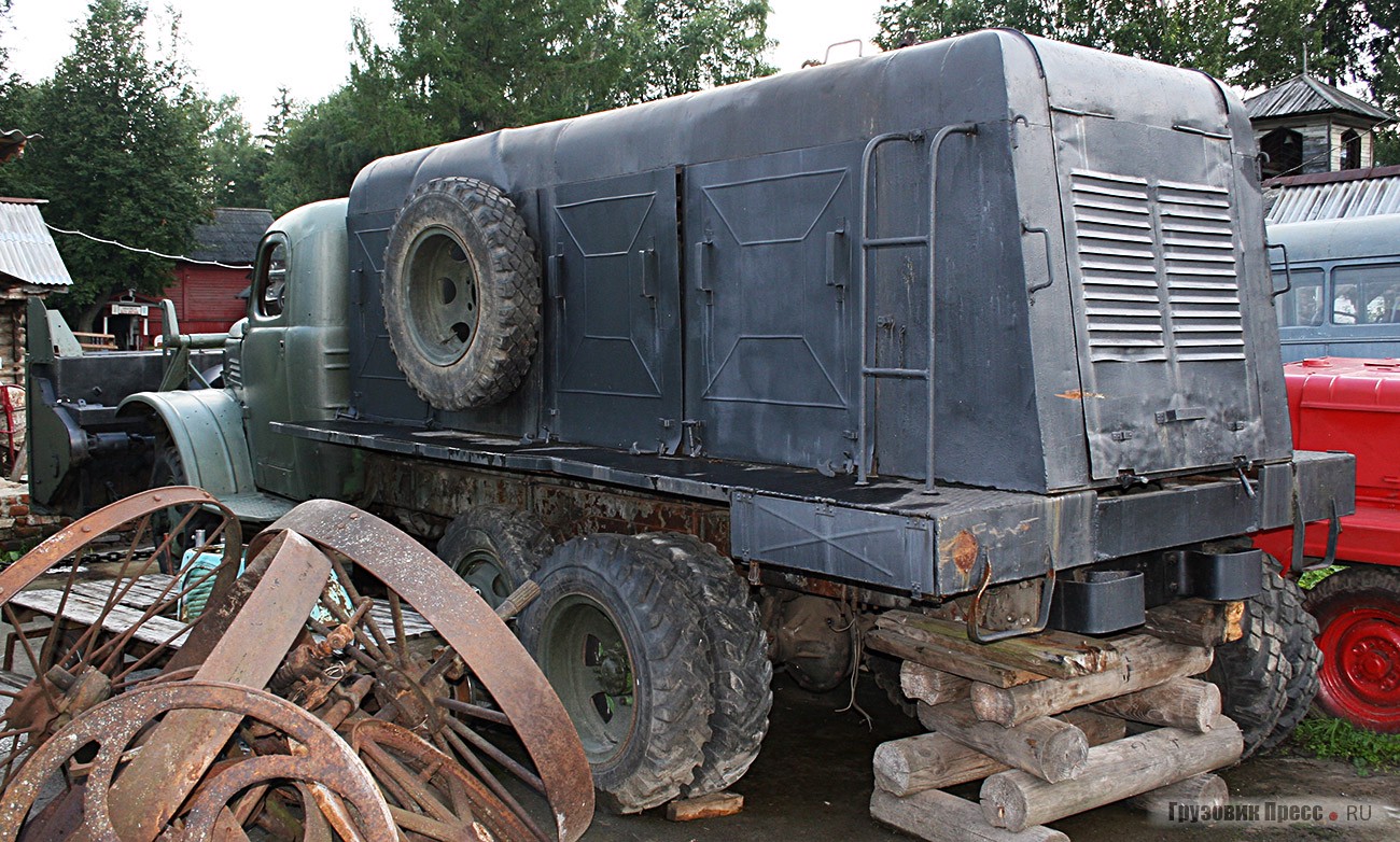 Уникальный экспонат – [b]шнекороторный снегоочиститель Д-262[/b] на шасси ЗИС-151 (!) 1950-х гг. Есть все основания полагать, что на сегодняшний день это единственный сохранившийся экземпляр Северодвинского завода дорожных машин