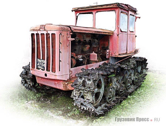 Тракторная тема представлена несколькими экспонатами, среди которых [b]колесный «Универсал У-2»[/b] 1932 года и [b]гусеничный ДТ-54[/b] 1972 года Алтайского тракторного завода