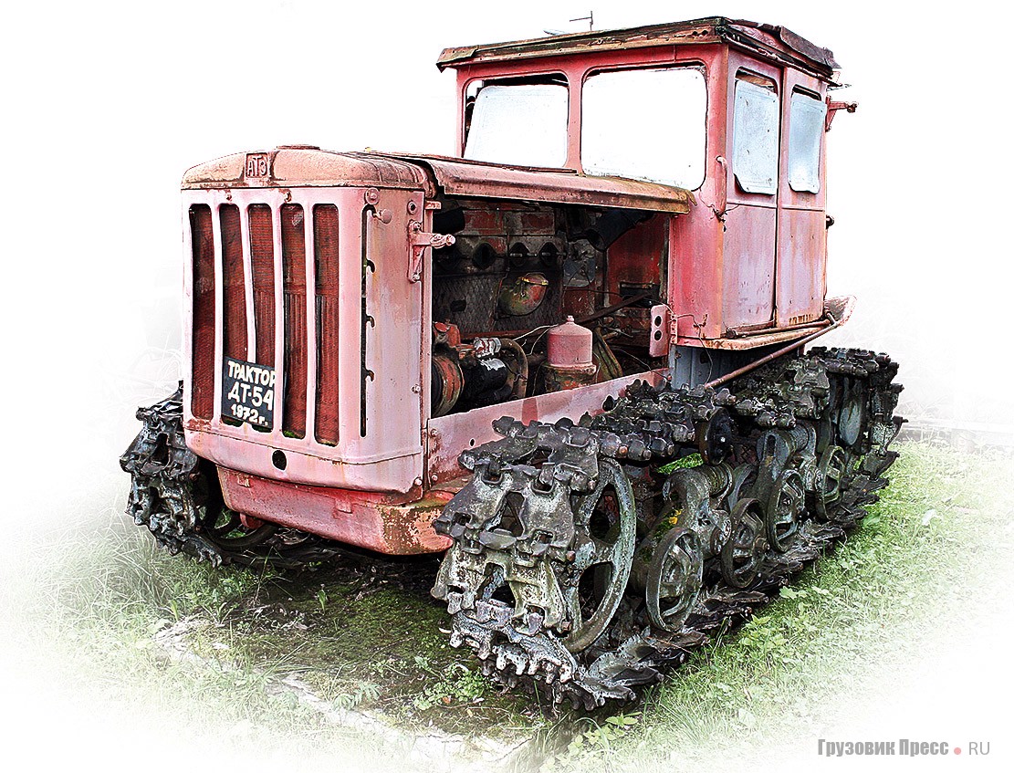 Тракторная тема представлена несколькими экспонатами, среди которых [b]колесный «Универсал У-2»[/b] 1932 года и [b]гусеничный ДТ-54[/b] 1972 года Алтайского тракторного завода