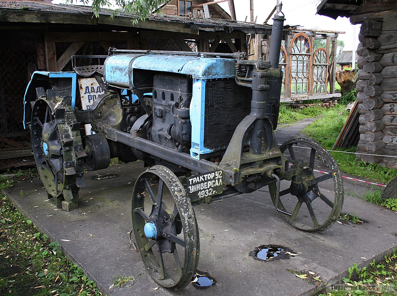 Тракторная тема представлена несколькими экспонатами, среди которых [b]колесный «Универсал У-2»[/b] 1932 года и [b]гусеничный ДТ-54[/b] 1972 года Алтайского тракторного завода