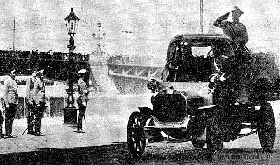 Швейцарский 1,5-тонный грузовой автомобиль Arbenz A 20 PS с двигателем мощностью 20 л.с. – участник пробега военно-грузовых автомобилей в июле 1911 года. Санкт-Петербург