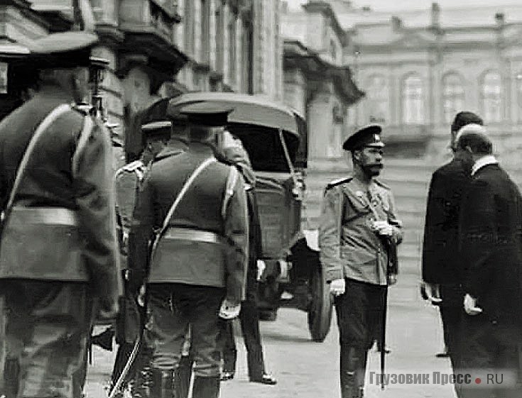 Император Николай II со своей свитой перед входом в Михайловский манеж, где распологалась IV Международная автомобильная выставка. На заднем плане автомобиль «Руссо-Балт Т 40/65». Санкт-Петербург, 1913 г.