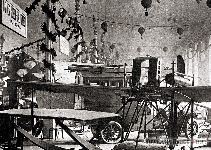 Автомобиль-мастерская «Руссо-Балт С 24/30». Экспонат I Международной воздухоплавательной выставки. К сожалению, пока найден только один снимок этой машины. Обзор закрывает аэроплан на переднем плане. Санкт-Петербург, 1911 г.