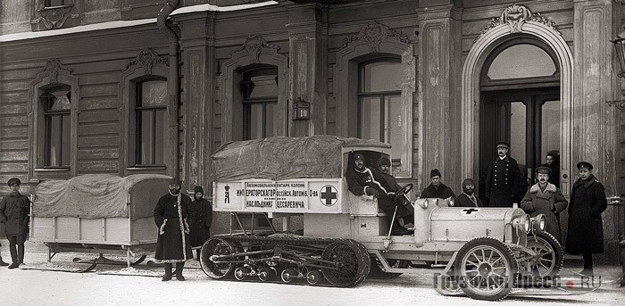 «Автосани» автомобильно-санитарной колонны имени Наследника Цесаревича ИРАО перед отправкой на фронт у здания ИРАО. Санитарная машина построена на шасси автомобиля «Руссо-Балт С» с полугусеничным движителем системы Кегресса. В различной литературе этот автомобиль ошибочно указан как модель «М», однако анализ фотографии, проведённый специалистами, не оставляет сомнений, что рама машины модели «С». К тому же движитель Кегресса мог быть приспособлен только к автомобилям с карданным приводом, а 2-тонная грузовая машина модели «М» имела цепной. Автомобиль имеет необычно длинный капот, вероятно, на нём был установлен «не родной» двигатель, возможно, 6-цилиндровый. Подробная информация об этой машине пока ещё не найдена. Петроград, 1916 г.