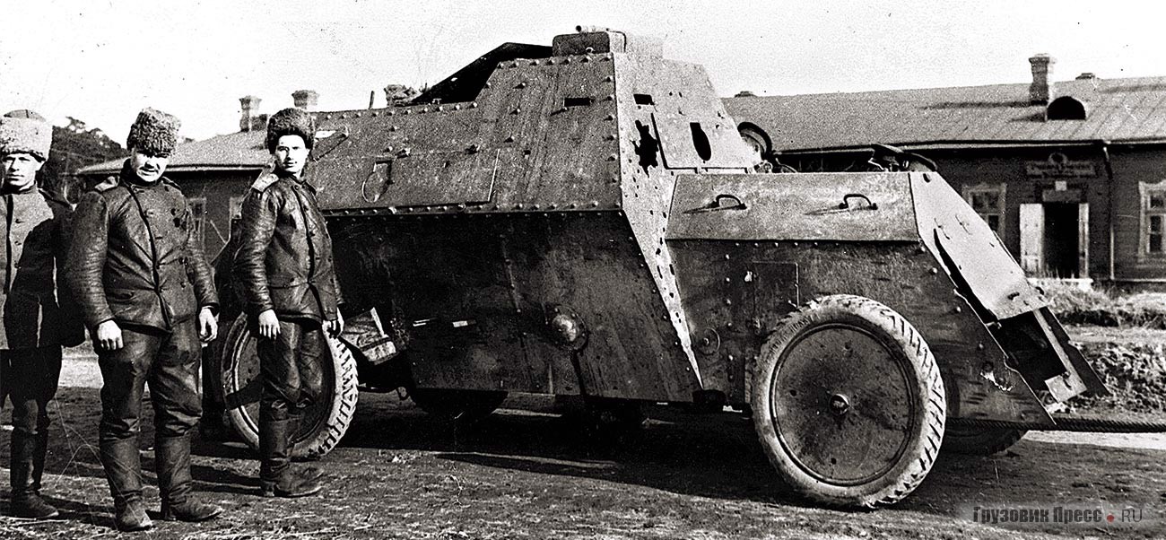 Бронеавтомобиль «Руссо-Балт-Ижорский» 1-й автопулемётной роты после боя. В лобовой броне видна пробоина. Северо-Западный фронт, февраль 1915 г.