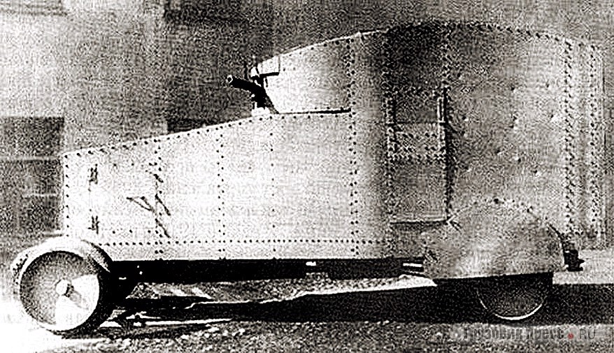 Пушечные бронеавтомобили «Руссо-Балт» производства мастерской Братолюбова образца 1915 г. Слева машина на шасси «С 24/40», справа – на шасси «D 24/40».