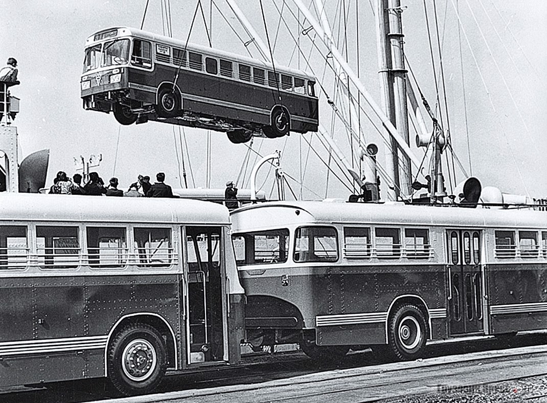 Погрузка Leyland Olympic на судно, отправляющееся в Гавану