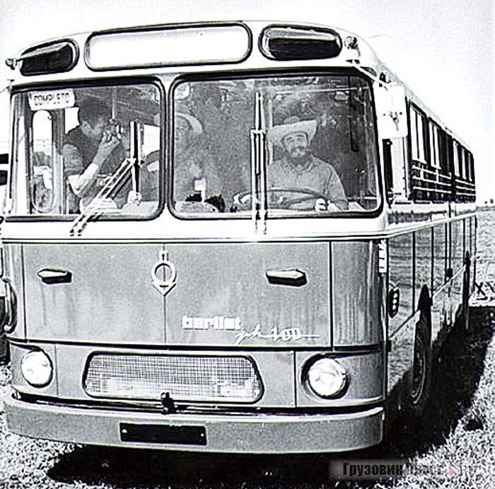 Фидель Кастро (за рулём)знакомится с новой техникой фирмы Berliet. Июль 1969 г.