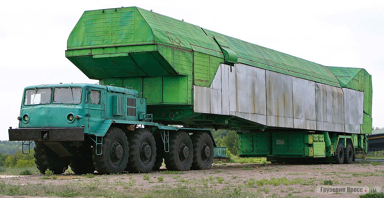 [b]УТПК-2 – установщик ракеты SS-24.[/b] Агрегат предназначался для перегрузки в него транспортно-пускового контейнера и последующей установки его в шахту. После того как ракета была перемещена в кузов установщика, он поднимался в вертикальное положение и плавно опускал ракету в шахту. При необходимости ракету можно было извлечь из шахты, выполнив все работы в обратной последовательности