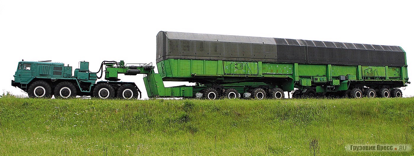 Самый огромный экспонат на колесах – это [b]«Изделие 15Т284» – транспортно-перегрузочный агрегат.[/b] Внутри кузова этого массивного полуприцепа перевозят транспортно-пусковой контейнер с межконтинентальной ракетой SS-24 «Скальпель». Так как эта ракета твердотопливная, то для ее транспортировки требуется определенный температурный режим и влажность. Все эти параметры поддерживаются внутри этого кузова. Этот сверхтяжелый агрегат (масса ракеты около 100 т,  общая масса транспортировщика – 261 т) монтировали на восемь специальных независимо балансирных тележек с электродвигателями. При движении состава по дороге для облегчения движения иногда эти электродвигатели включали. Электродвигатели использовали и при торможении транспортного средства