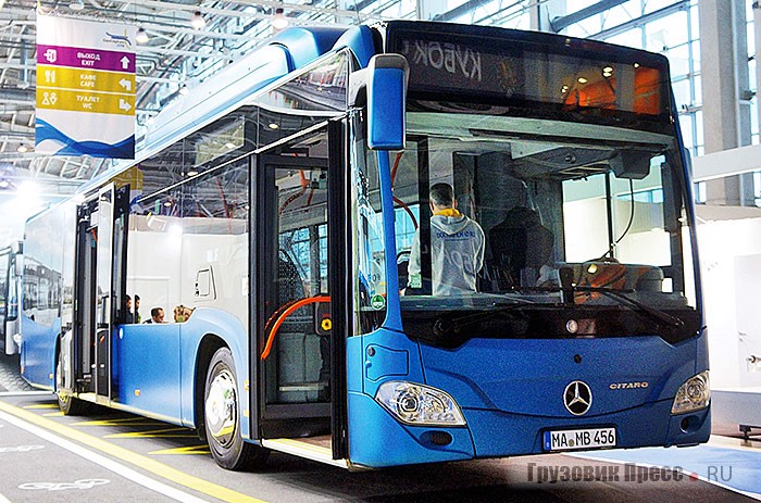 Городской Mercedes-Benz Citaro NGT модели 928 02 длиной 12 135 мм. Шесть композитных баллонов для газа традиционно расположены на крыше